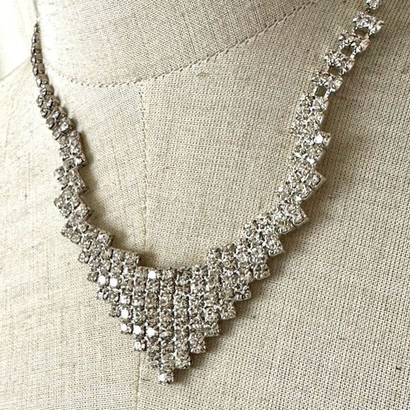 Rhinestone statement necklace - Picture 3 of 9